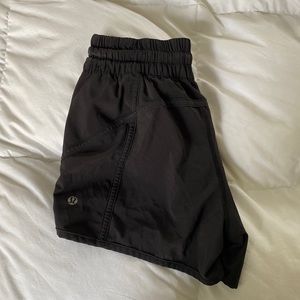 Lululemon tracker mid-rise 4” shorts